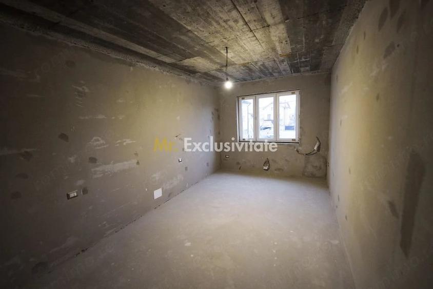 Casă cu 8 camere cu Teren 265 Mp în Romanești