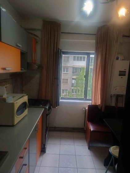 Apartament cu 3 camere decomandat, mobilat în Mircea cel Bătrân