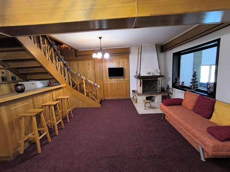 Casă individuală cu 8 camere cu Teren 1000 Mp în Moroeni