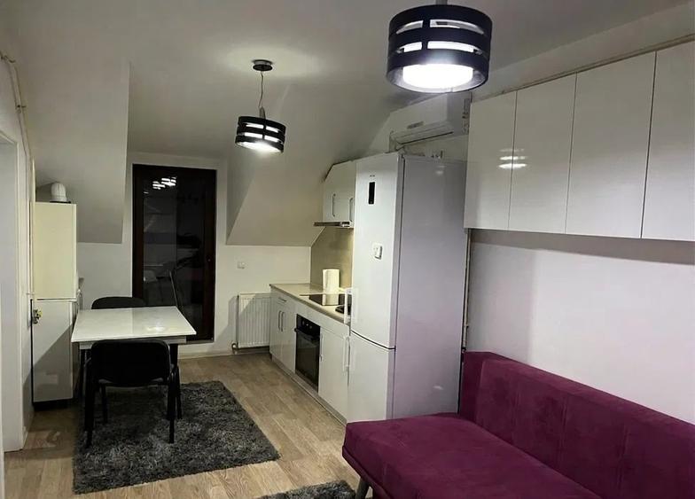 Apartament cu 3 camere semidecomandat în Podu Roș