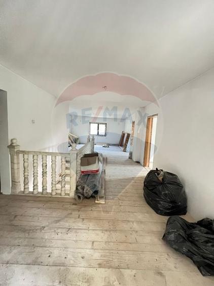 Casă individuală cu 7 camere cu Teren 859 Mp în Mădei