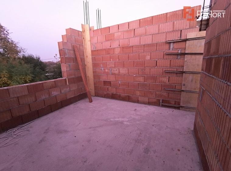 Apartament cu 4 camere decomandat în Plopi