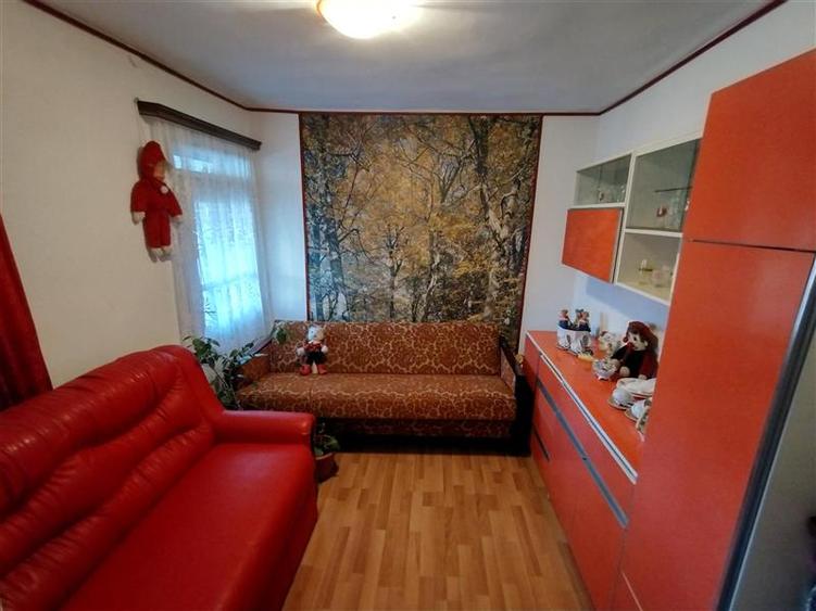 Casă individuală cu 7 camere cu Canalizare în Vest