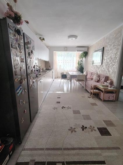 Apartament cu 3 camere semidecomandat în Florești