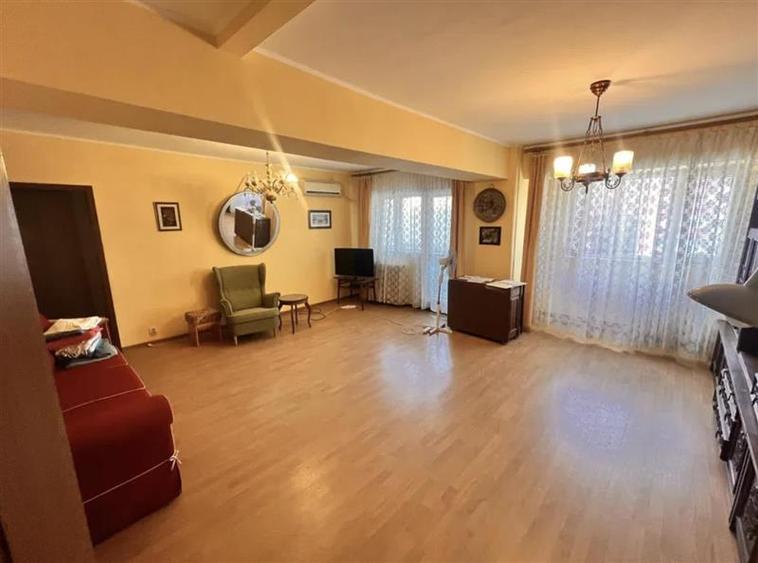 Apartament cu 4 camere semidecomandat, mobilat în Berceni