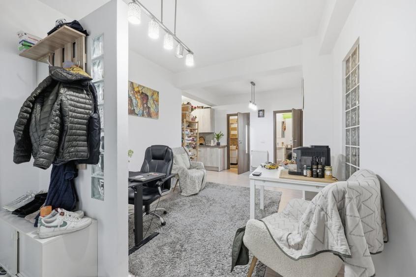 Apartament cu 3 camere semidecomandat, mobilat în Bucureștii Noi