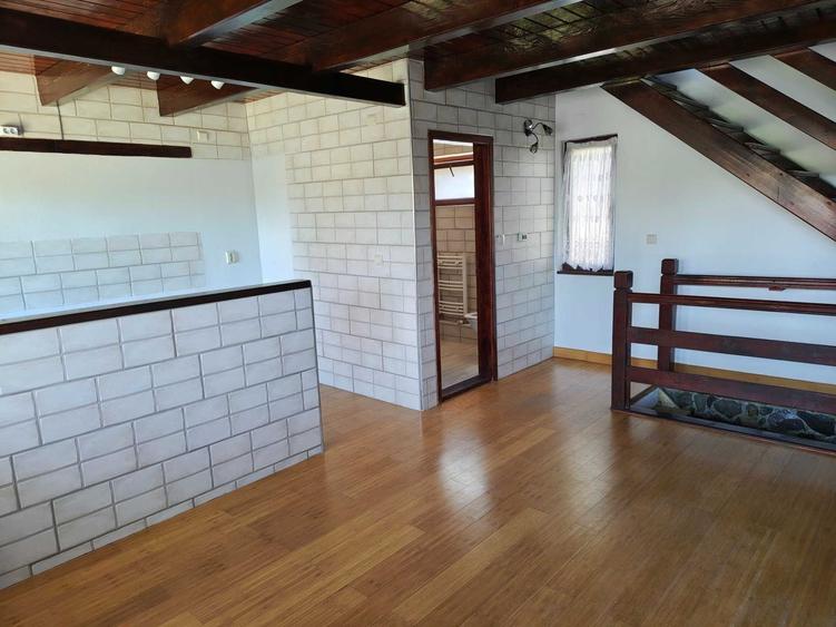 Casă cu 4 camere în Central