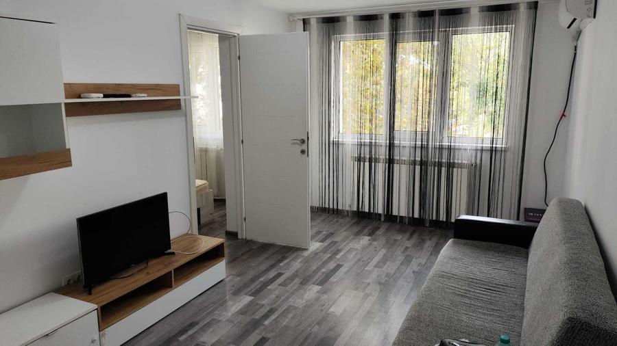 Apartament cu 3 camere semidecomandat în Exterior Vest