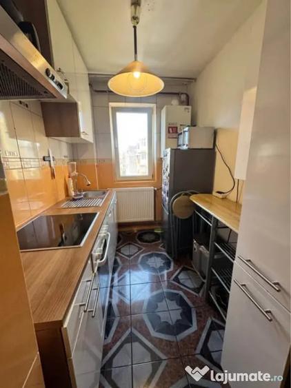 Apartament cu 3 camere semidecomandat în Craiovița Nouă