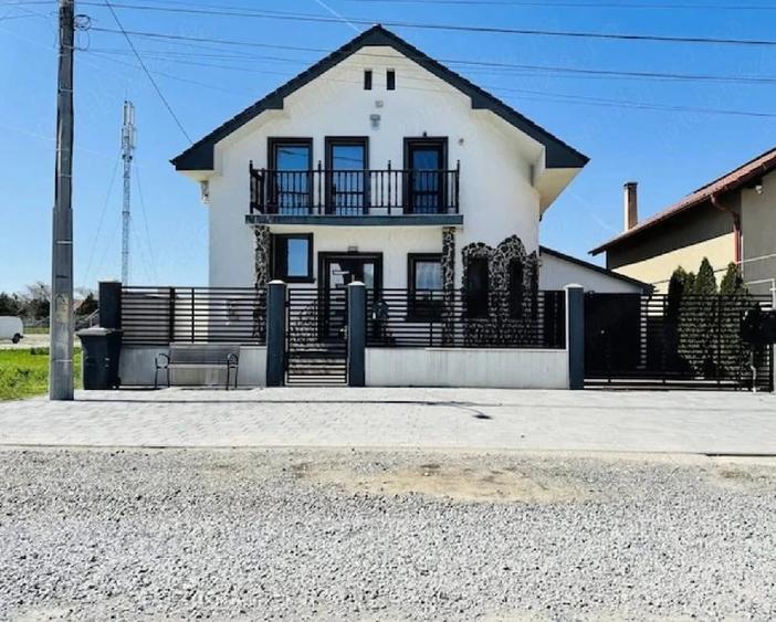 Casă cu Teren 300 Mp în Zimandcuz