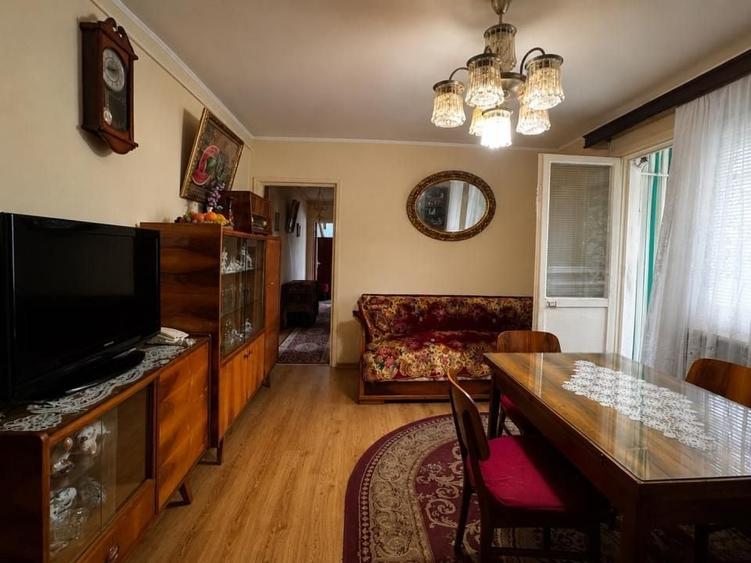 Apartament cu 3 camere semidecomandat în Berceni