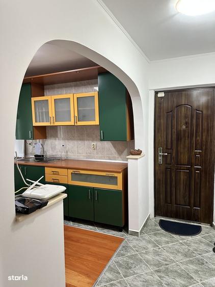 Apartament cu 3 camere semidecomandat, mobilat în Orizont