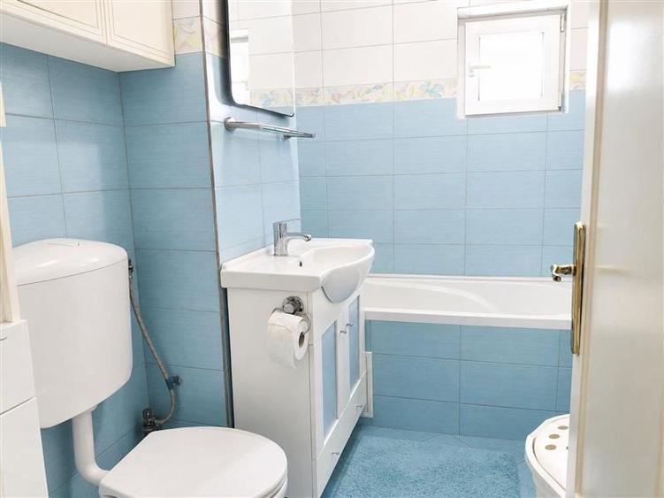 Apartament cu 4 camere decomandat, mobilat în Ultracentral