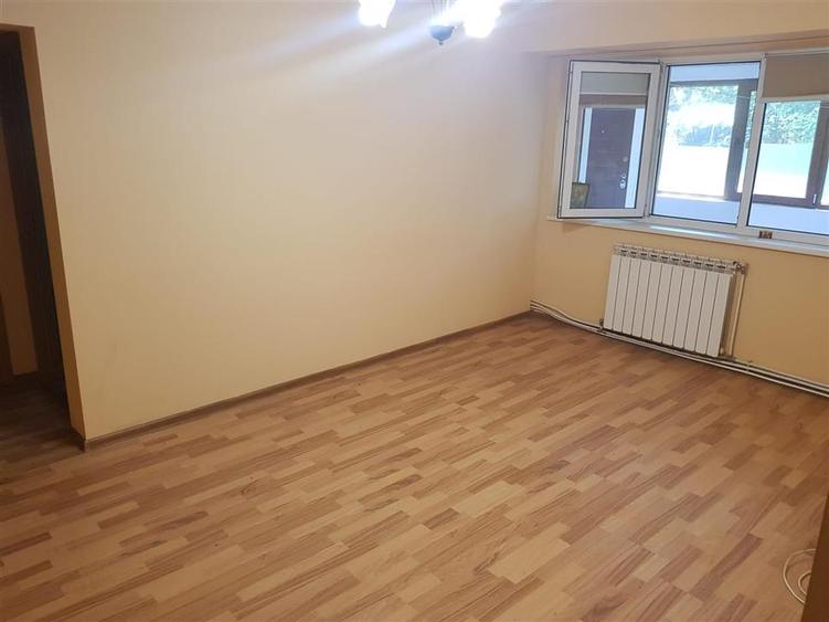 Apartament cu 3 camere semidecomandat în Marna