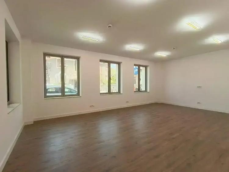 Apartament cu 4 camere semidecomandat în Armeneasca