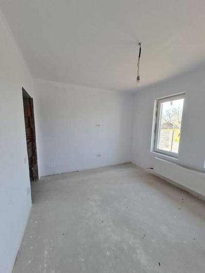 Duplex cu 4 camere cu Canalizare în Parța
