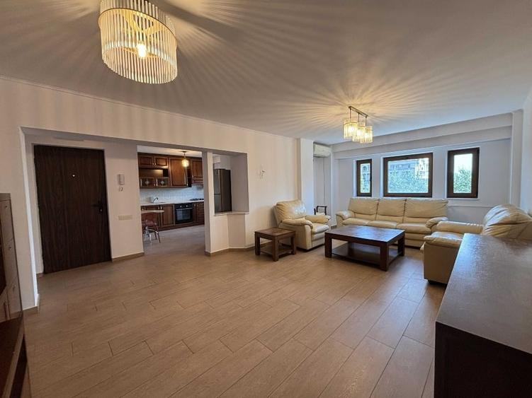 Apartament cu 3 camere decomandat în Libertății