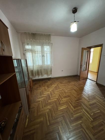 Casă individuală cu 8 camere cu Canalizare în Ultracentral