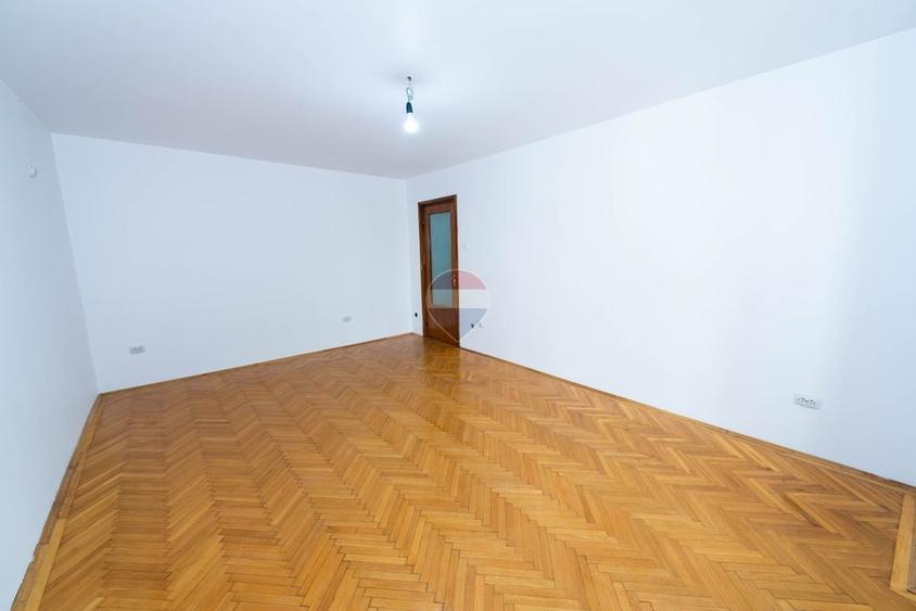 Apartament cu 3 camere decomandat în Victoriei
