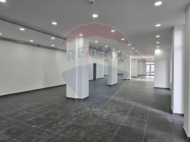 Spațiu comercial, de 400 mp, în Vitan
