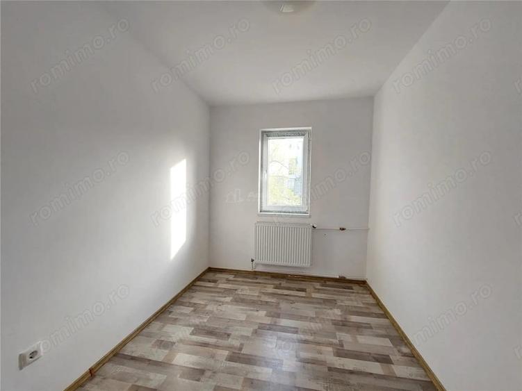 Apartament cu 3 camere semidecomandat în Central