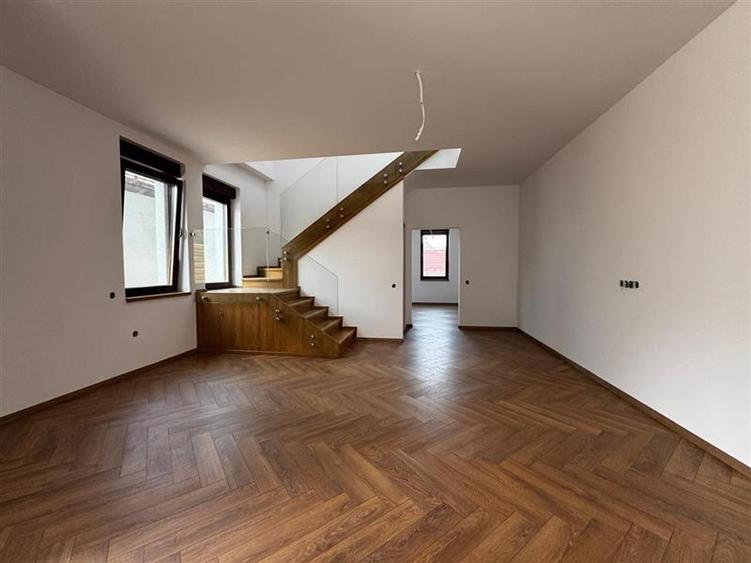 Duplex cu 4 camere cu Canalizare în Gruia