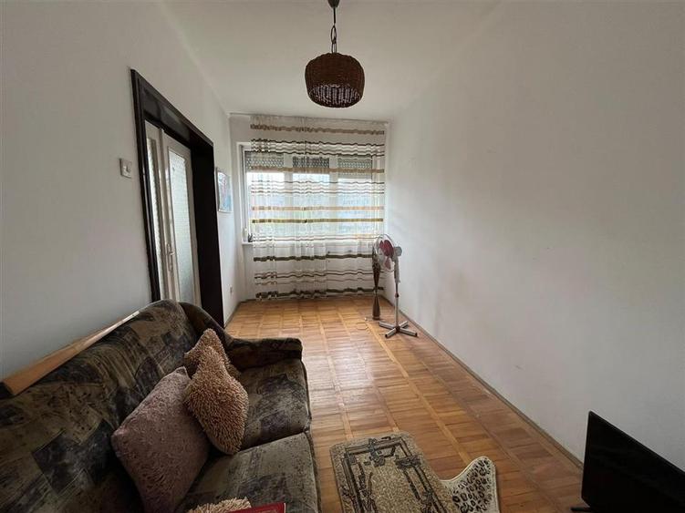 Apartament cu 4 camere semidecomandat în Rogerius