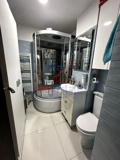Apartament cu 3 camere semidecomandat în Filiași