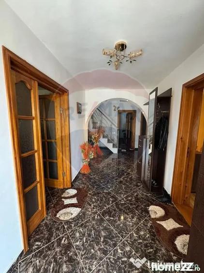 Casă cu 6 camere cu Teren 1526 Mp în Bolotești