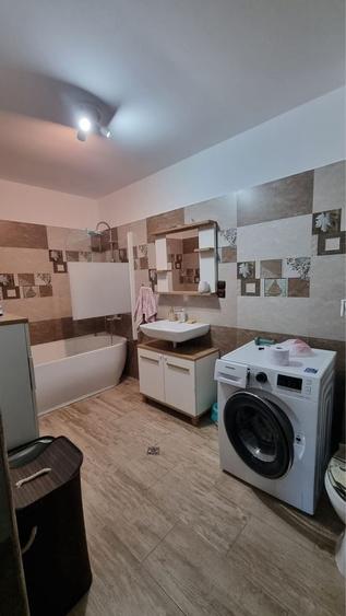 Apartament cu 3 camere decomandat în Crinț