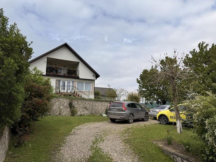 Casă cu 4 camere în Deleni