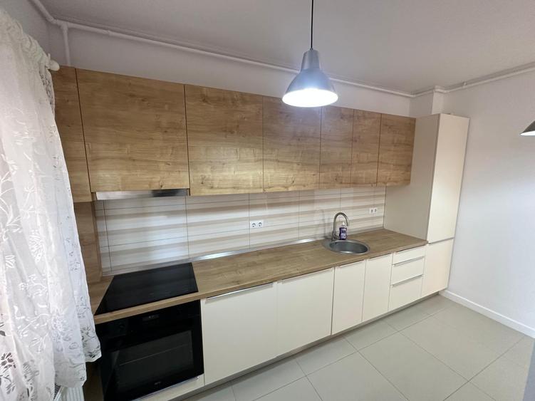 Apartament cu 3 camere semidecomandat în Otopeni
