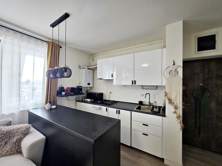 Apartament cu 3 camere semidecomandat, mobilat în Central