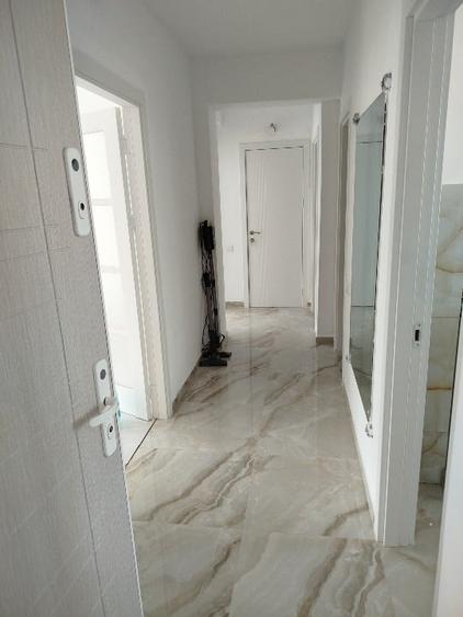 Apartament cu 3 camere decomandat, mobilat în Tractorul