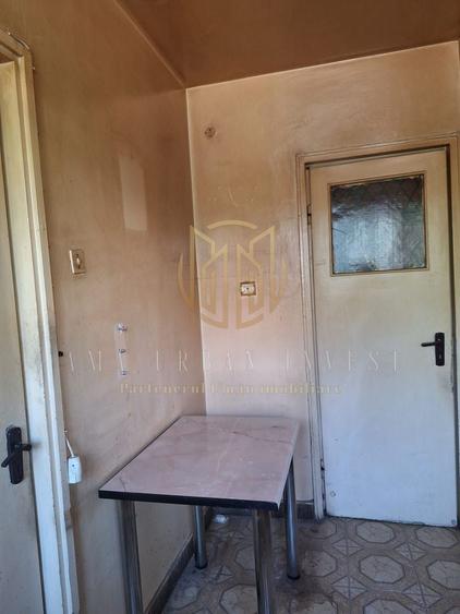 Apartament cu 3 camere semidecomandat în Giulești