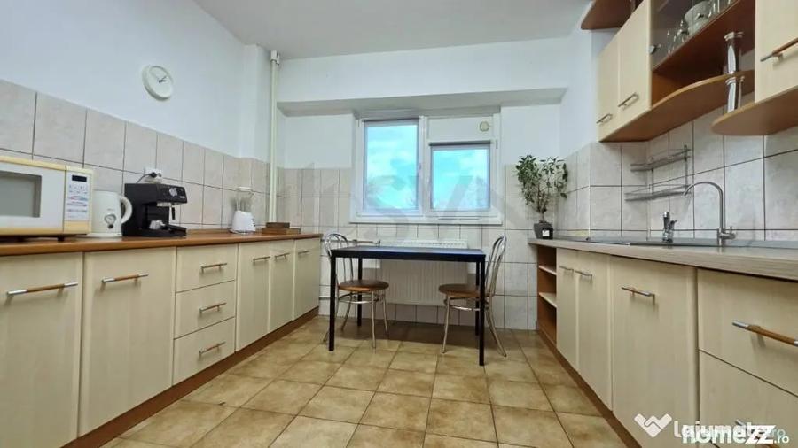 Apartament cu 4 camere semidecomandat în Universitate