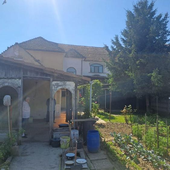Casă cu 8 camere cu Teren 700 Mp în Semicentral