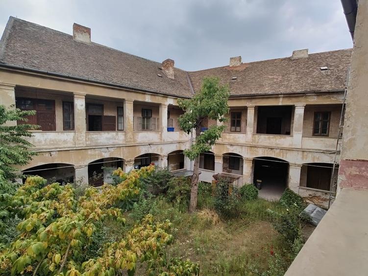 Casă individuală cu 5 camere cu Canalizare în Boul Roșu