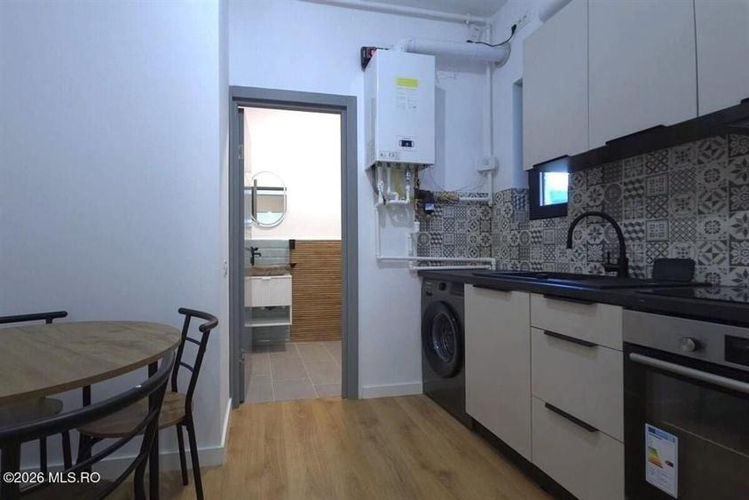 Apartament cu 5 camere semidecomandat în Central