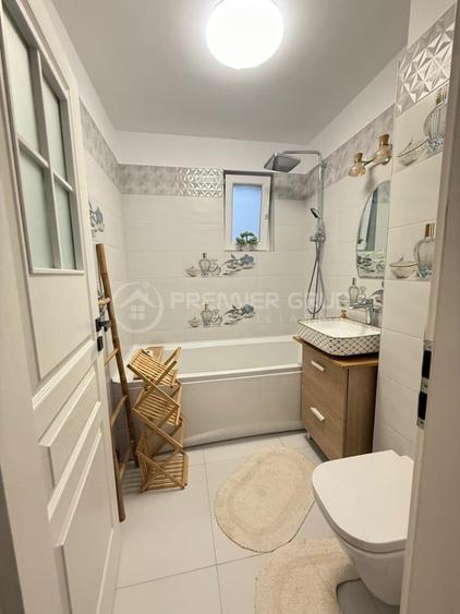 Apartament cu 3 camere în Podu Roș
