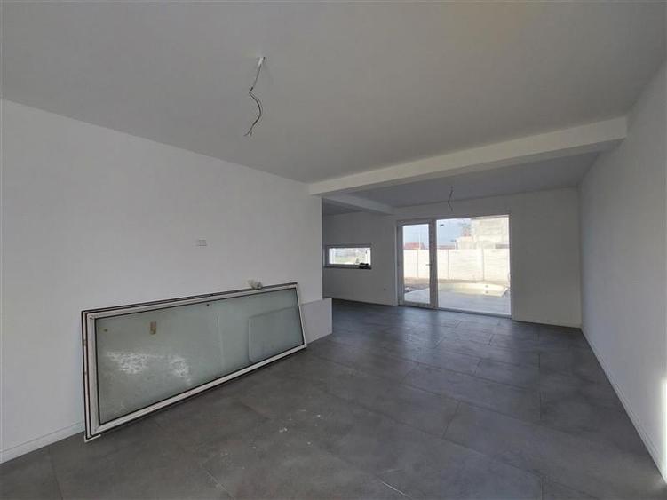 Casă individuală cu 4 camere cu Piscina în Fântânele