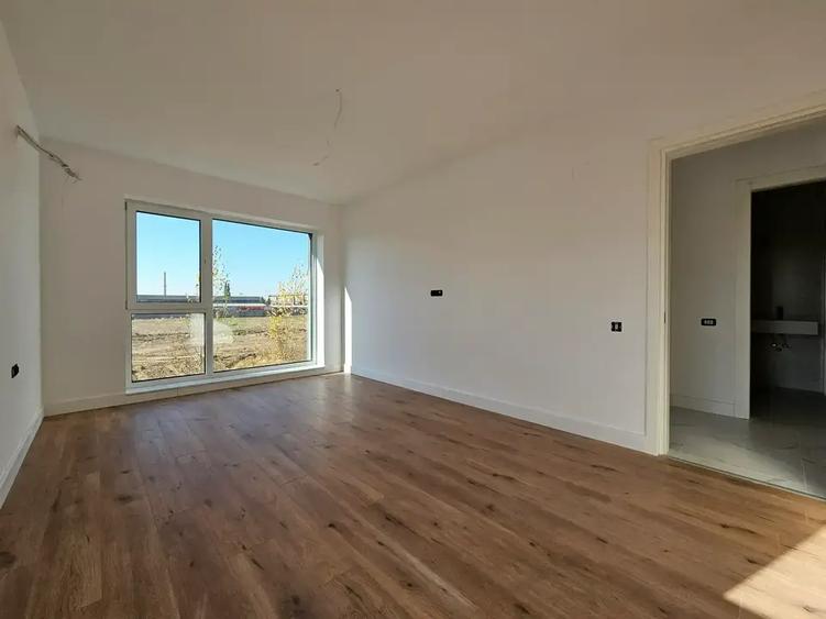 Apartament cu 3 camere decomandat în Titan