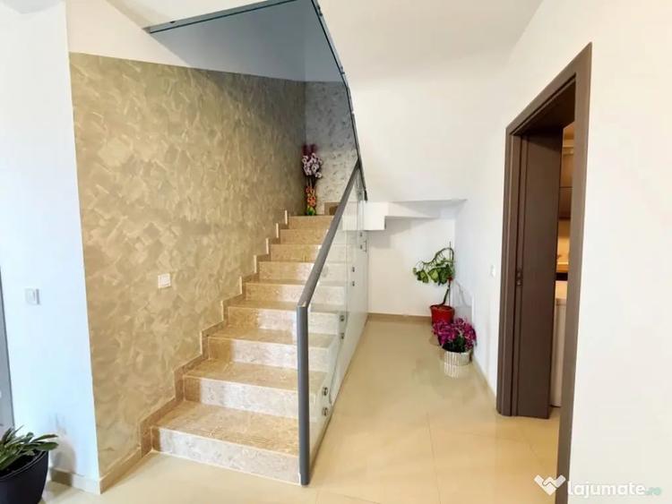 Casă cu 5 camere cu Teren 400 Mp în Trivale