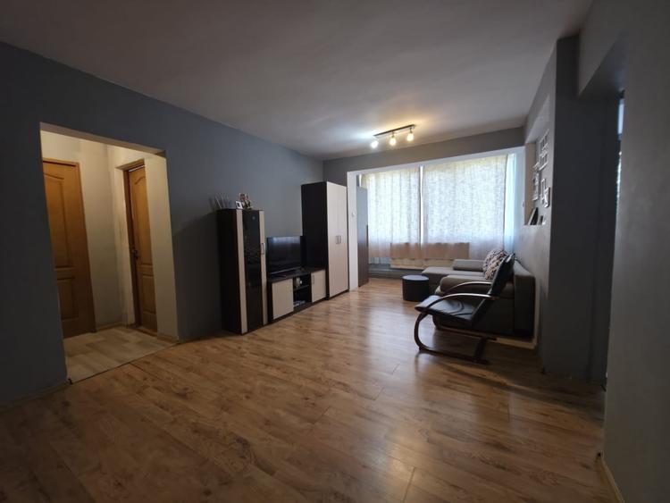 Apartament cu 3 camere semidecomandat, mobilat în Săsar