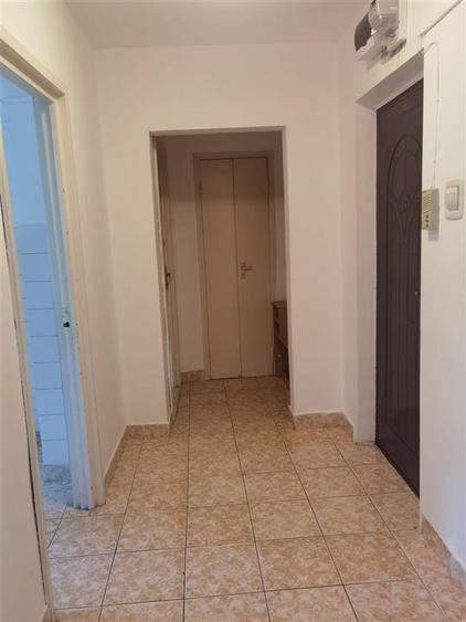 Apartament cu 4 camere semidecomandat în Aurel Vlaicu