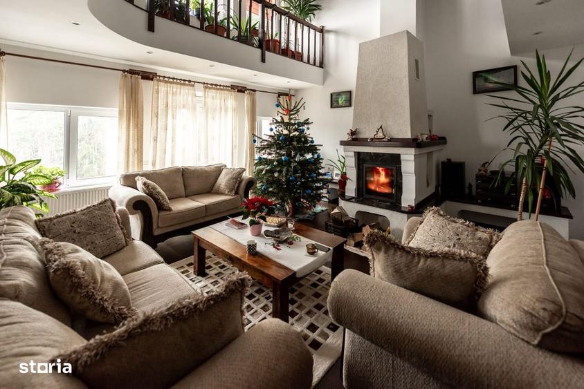 Casă cu 9 camere cu Teren 1400 Mp în Central