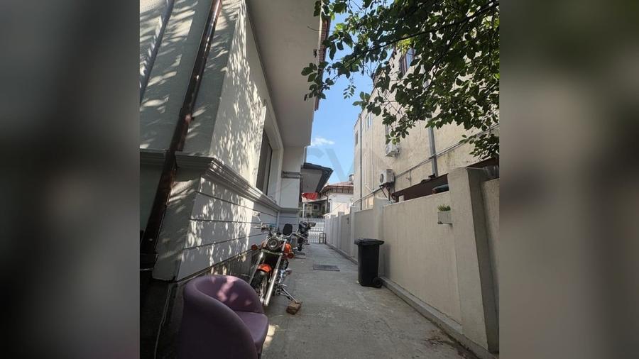 Casă individuală cu 12 camere cu Teren 100 Mp în Parcul Carol