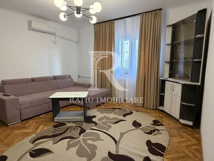 Apartament cu 3 camere semidecomandat, mobilat în Nufărul