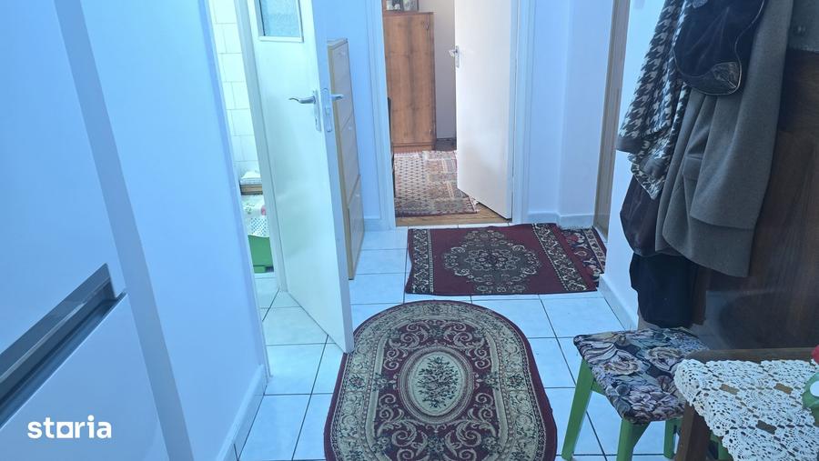 Apartament cu 3 camere semidecomandat în Gojdu