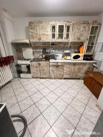 Apartament cu 4 camere semidecomandat, mobilat în Central